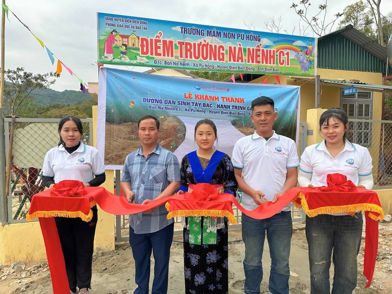 Hình ảnh đám đông người dùng vui vẻ với các biểu tượng tiền tệ và biểu đồ tăng trưởng