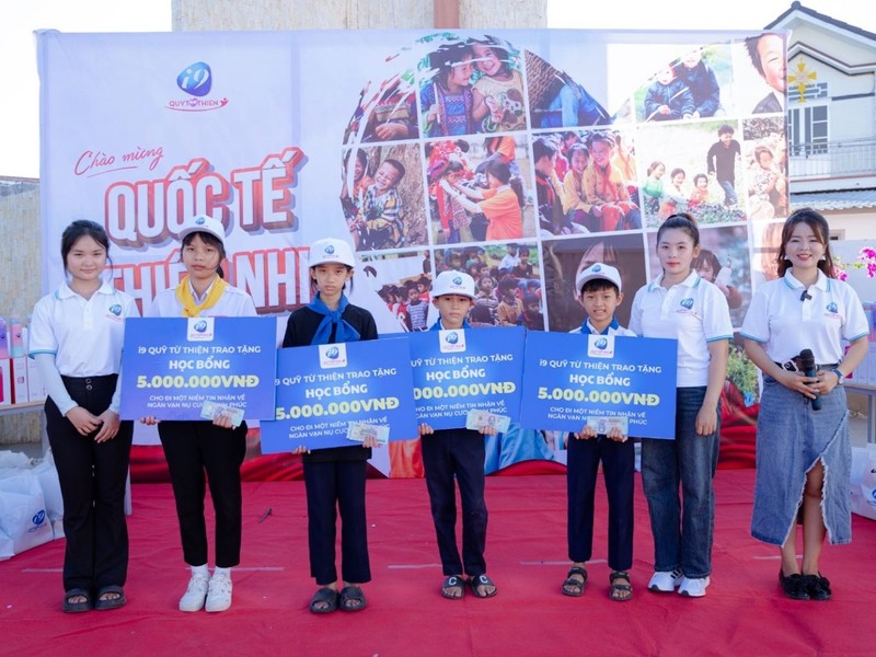 Hình ảnh biểu tượng công lý và pháp luật liên quan đến điều khoản dịch vụ của 13win1 và 13win12