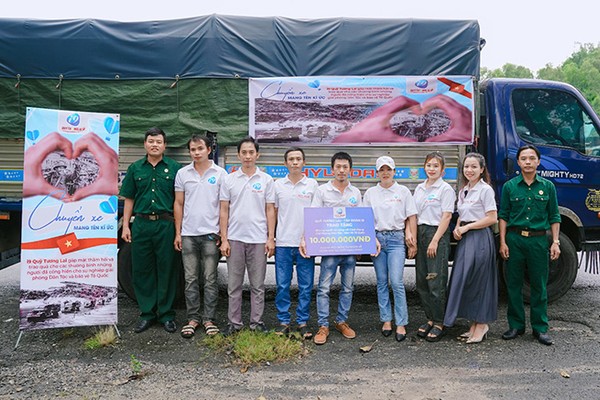 Hình ảnh đội ngũ hỗ trợ kỹ thuật của 13win1 và 13win12