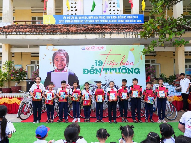 Hình ảnh Giáng Sinh và Năm Mới với cây thông và quà tặng