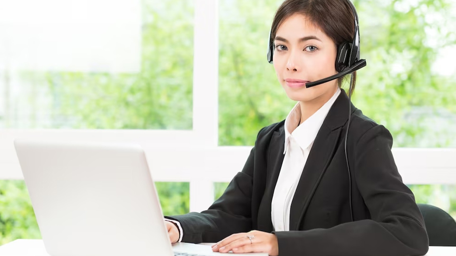 Đội ngũ hỗ trợ khách hàng chuyên nghiệp của 13win1 và 13win12