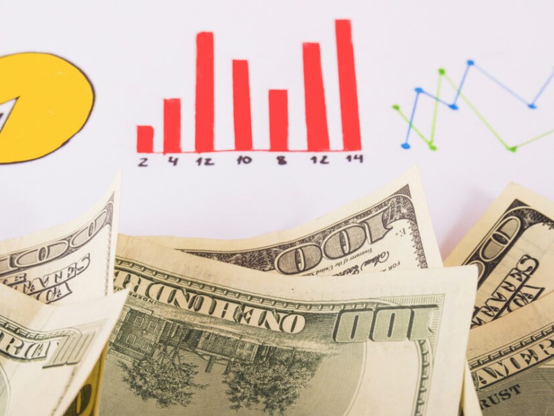 Người chơi Poker với khuôn mặt lạnh lùng khi bluff